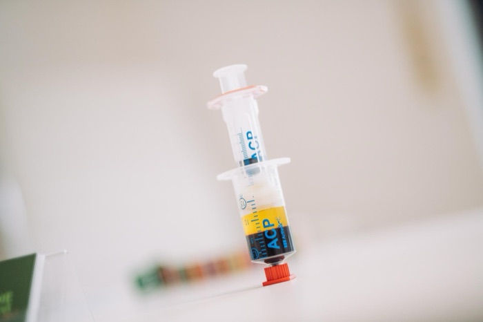 ACP-Doppelkammerspritze mit plättchenreichem Plasma und deutlicher Bluttrennschicht