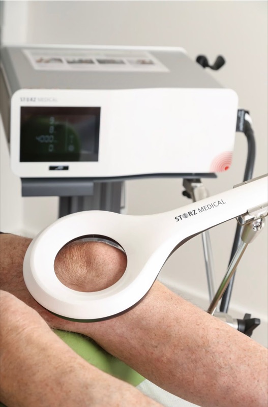 EMTT-Magnetfeldtherapie mit STORZ-Medical-Ringapplikator am Knie in der Orthopädie am Königsforst