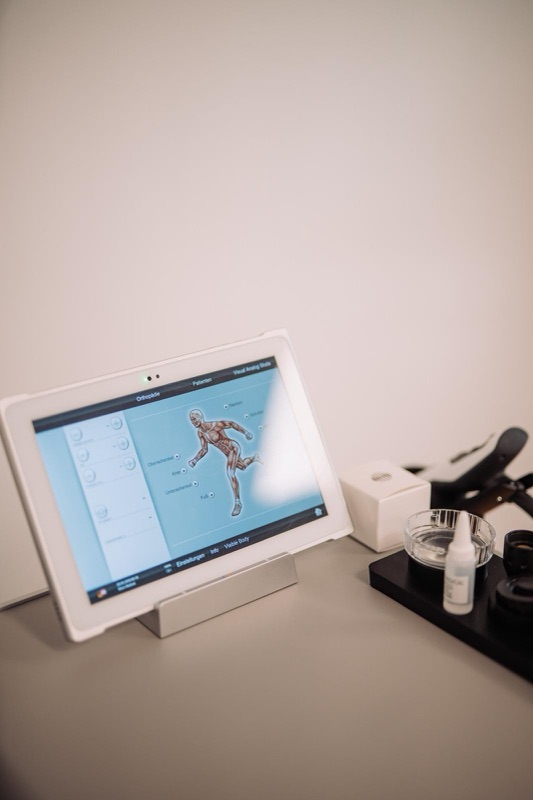 Digitale Patientenaufklärung am Anatomie-Display in der Orthopädie am Königsforst