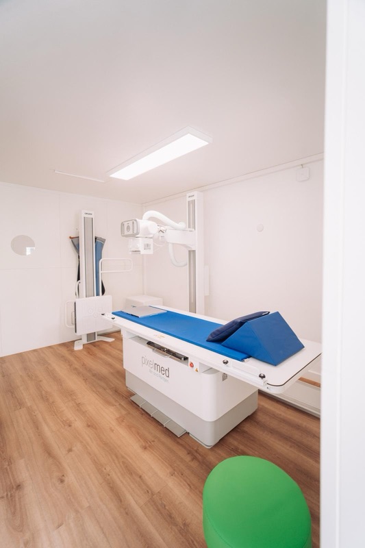 Heller Behandlungsraum für Untersuchung und Therapie