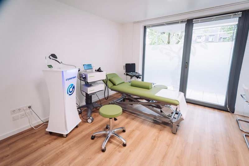 Heller Behandlungsraum der Orthopädie am Königsforst