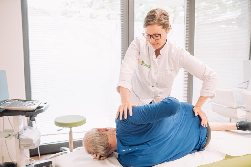 Dr. med. Claudia Stock bei einer chirotherapeutischen Behandlung in der Orthopädie am Königsforst