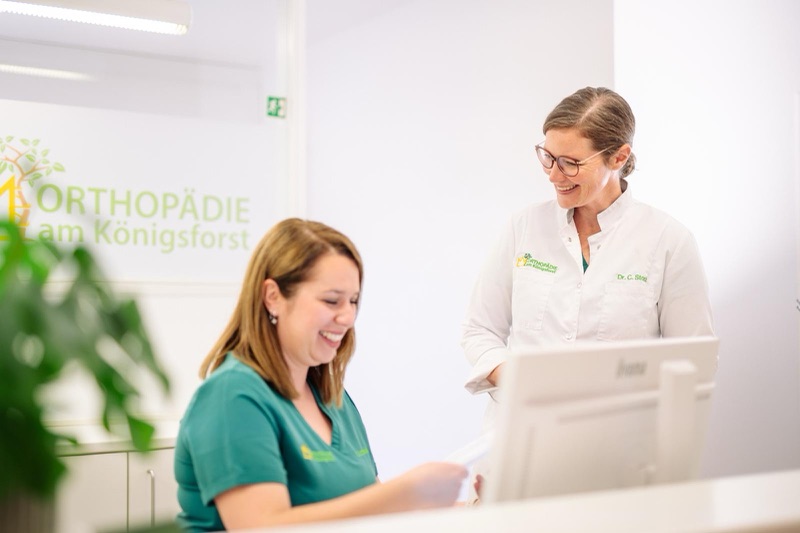 Dr. med. Claudia Stock am Empfang der Praxis