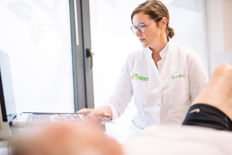 Dr. med. Claudia Stock bei der Ultraschalluntersuchung in der Orthopädie am Königsforst